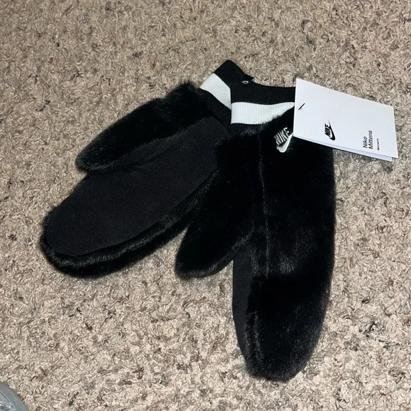 Nike black faux fur mittens, XS/S - Picture 1 of 9